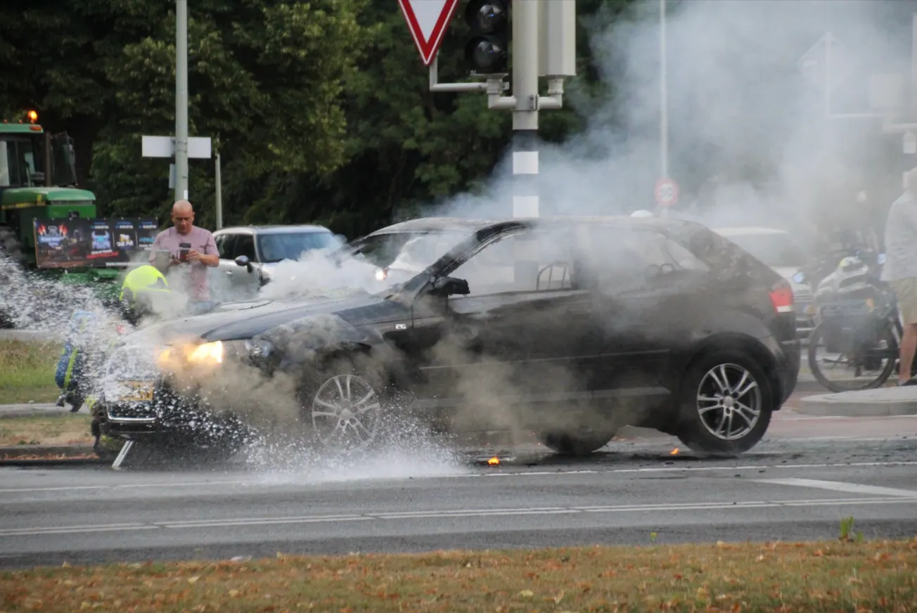 Auto brandt spontaan uit op Potteriestraat