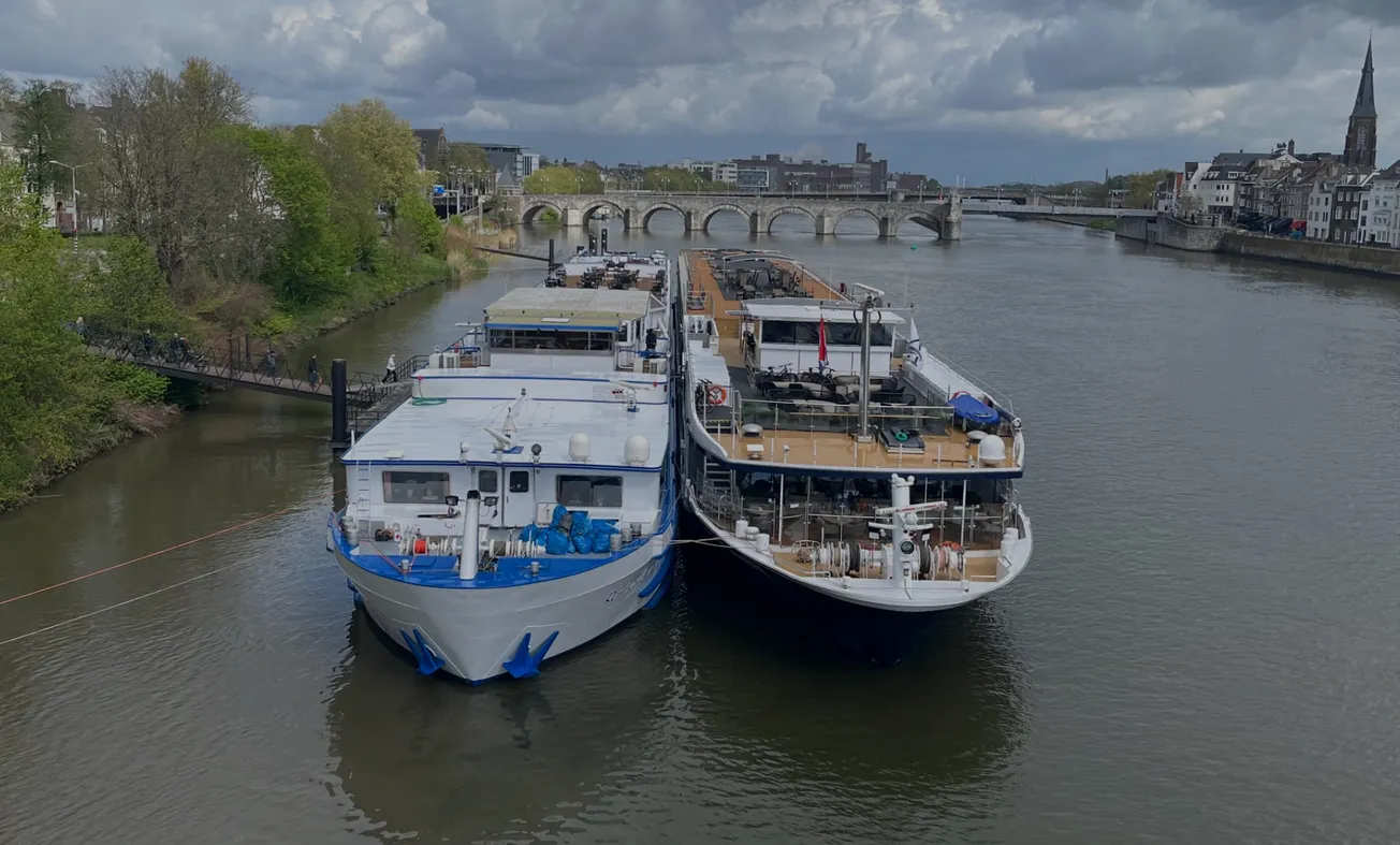 Aanlegsteiger cruiseboten wordt gerepareerd