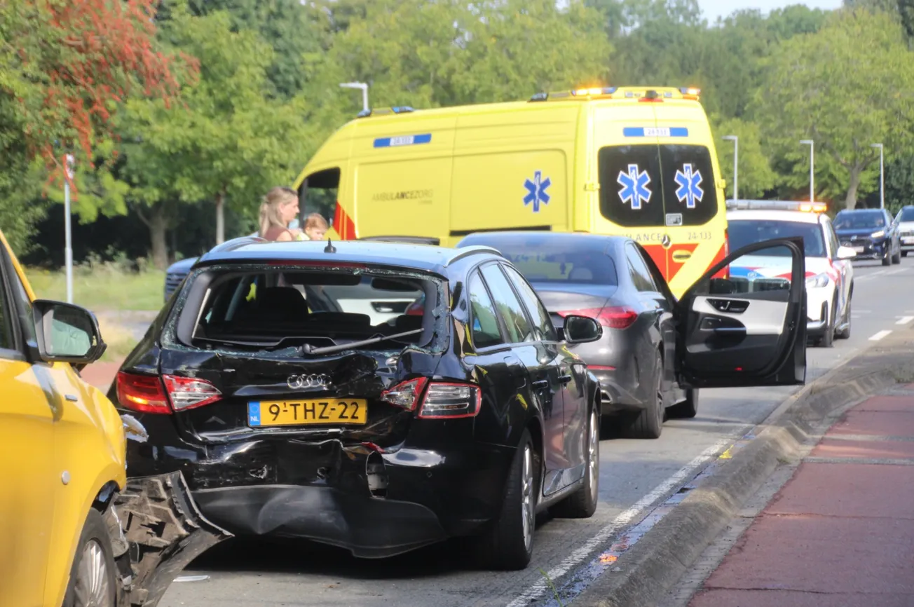 Koerier klapt op stilstaande auto