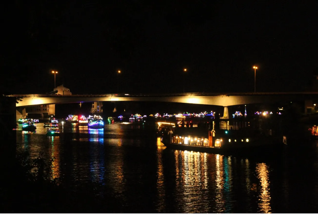 Armada van lichtjes op de Maas