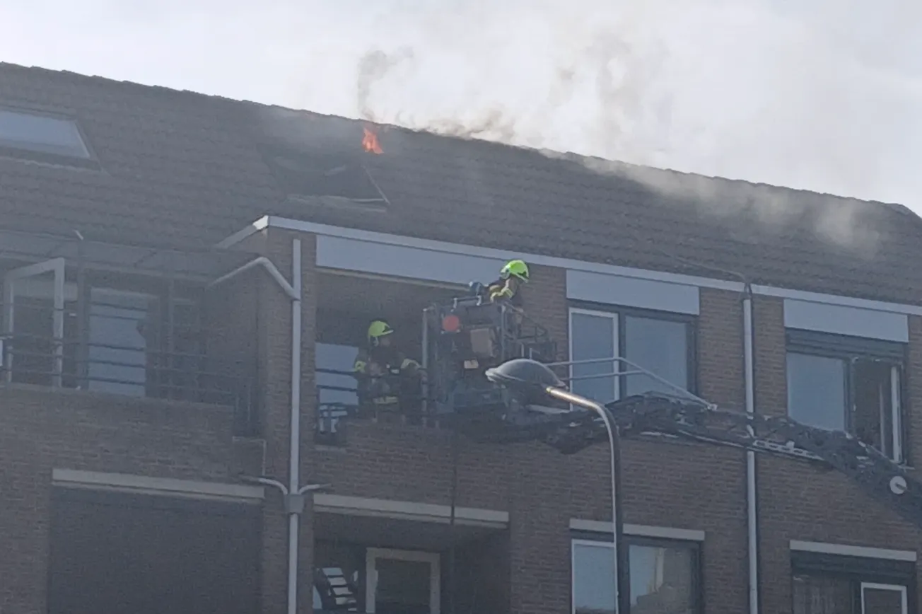 Brand onder dak woning Bloemenweg