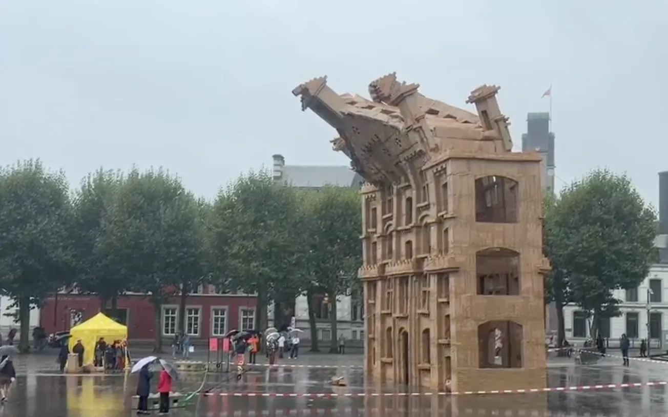 Video hoe in 30 sec kartonnen Arbeiderskazerne instort