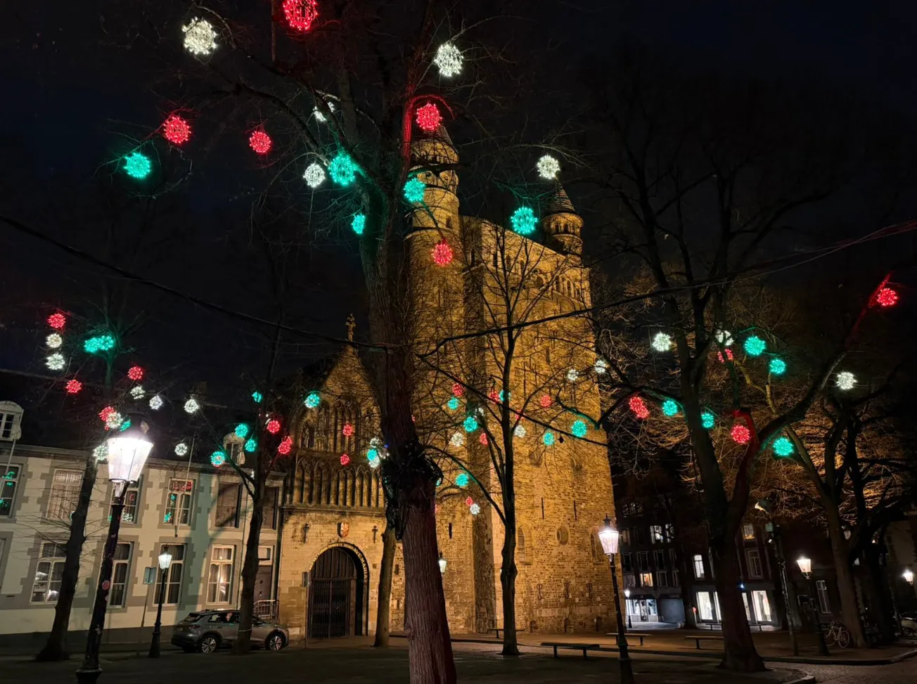 Richtingenstrijd: Overal spektakel à la Rieu of collectief bij serene verlichting blijven?