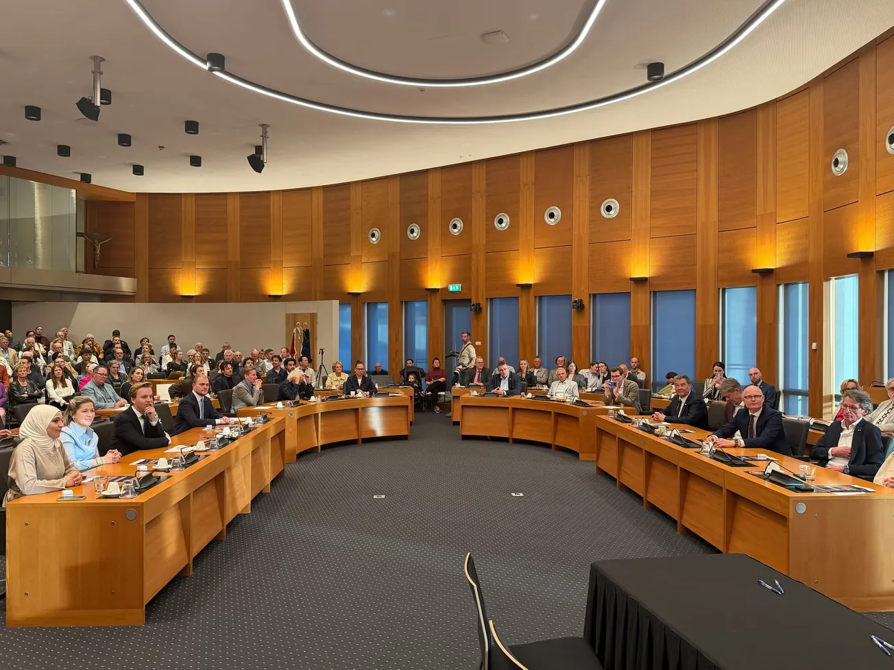 VVD en GroenLinks voor versterking raad, maar "geen blanco cheque"