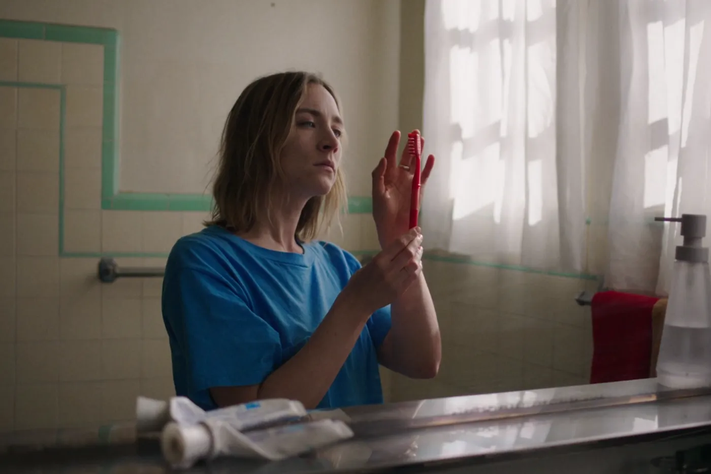 Talking Heads Drop First-Ever "Psycho Killer" Video After 50 Years –Saoirse Ronan Goes Absolutely Feral