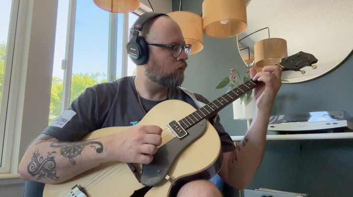 Untitled (Slow Tenor Guitar Jazz Thing)