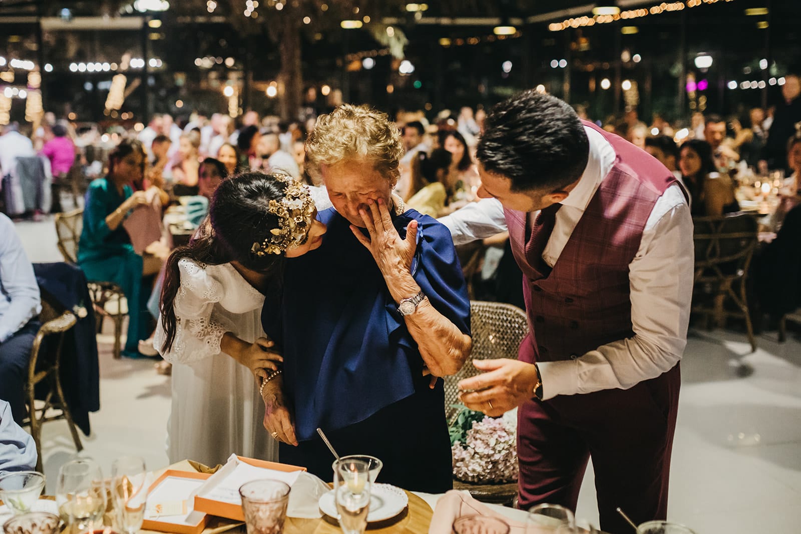 Momento del banquete, con invitados alrededor de la mesa