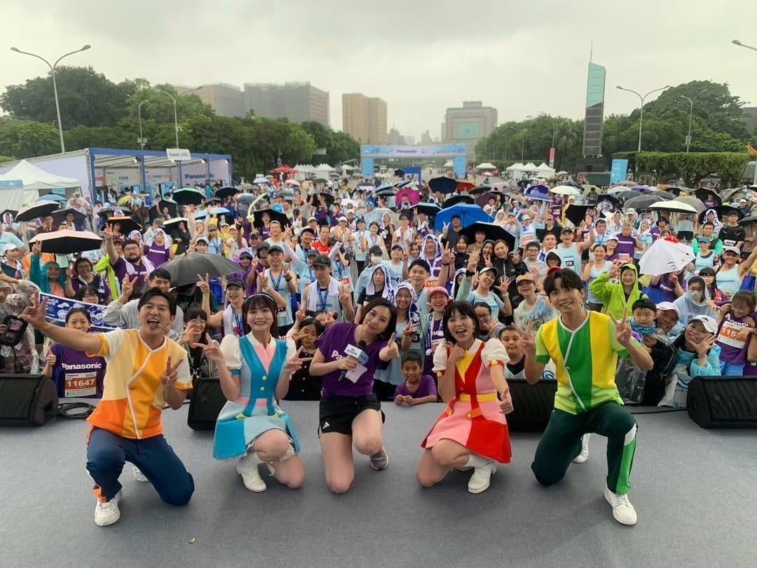 Nina 劉佳怜在雨中主持 Panasonic 台北城市路跑，與表演者和跑者合影