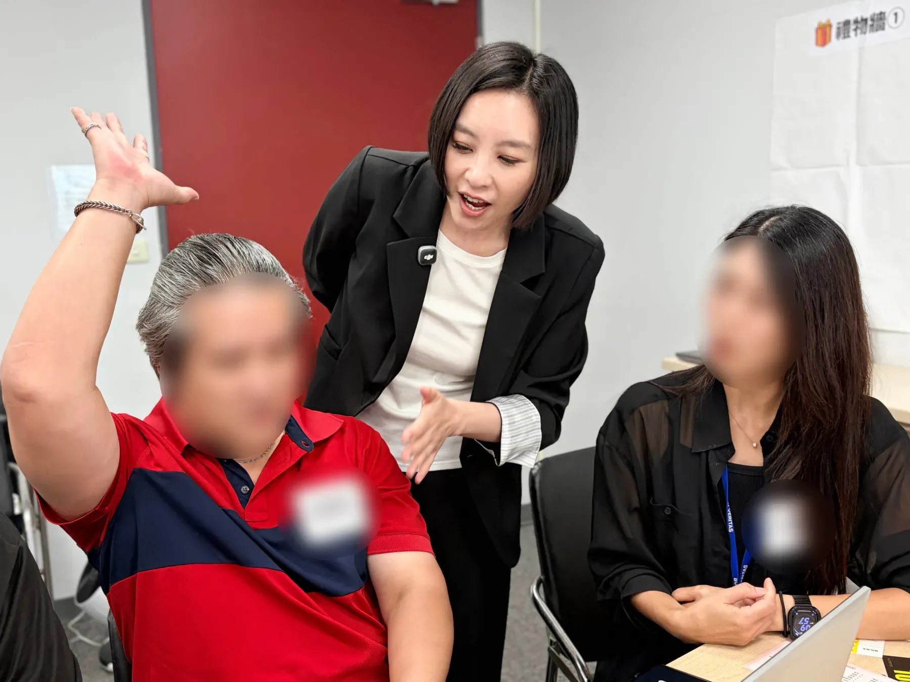 Nina 在課堂中引導學員互動練習