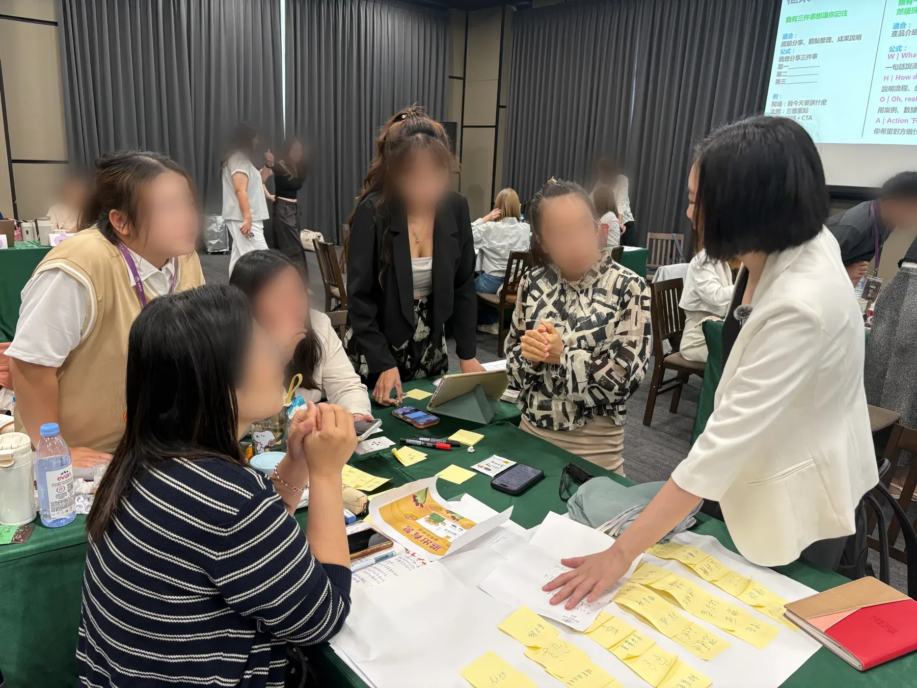 Nina 引導學員進行小組任務與成果討論