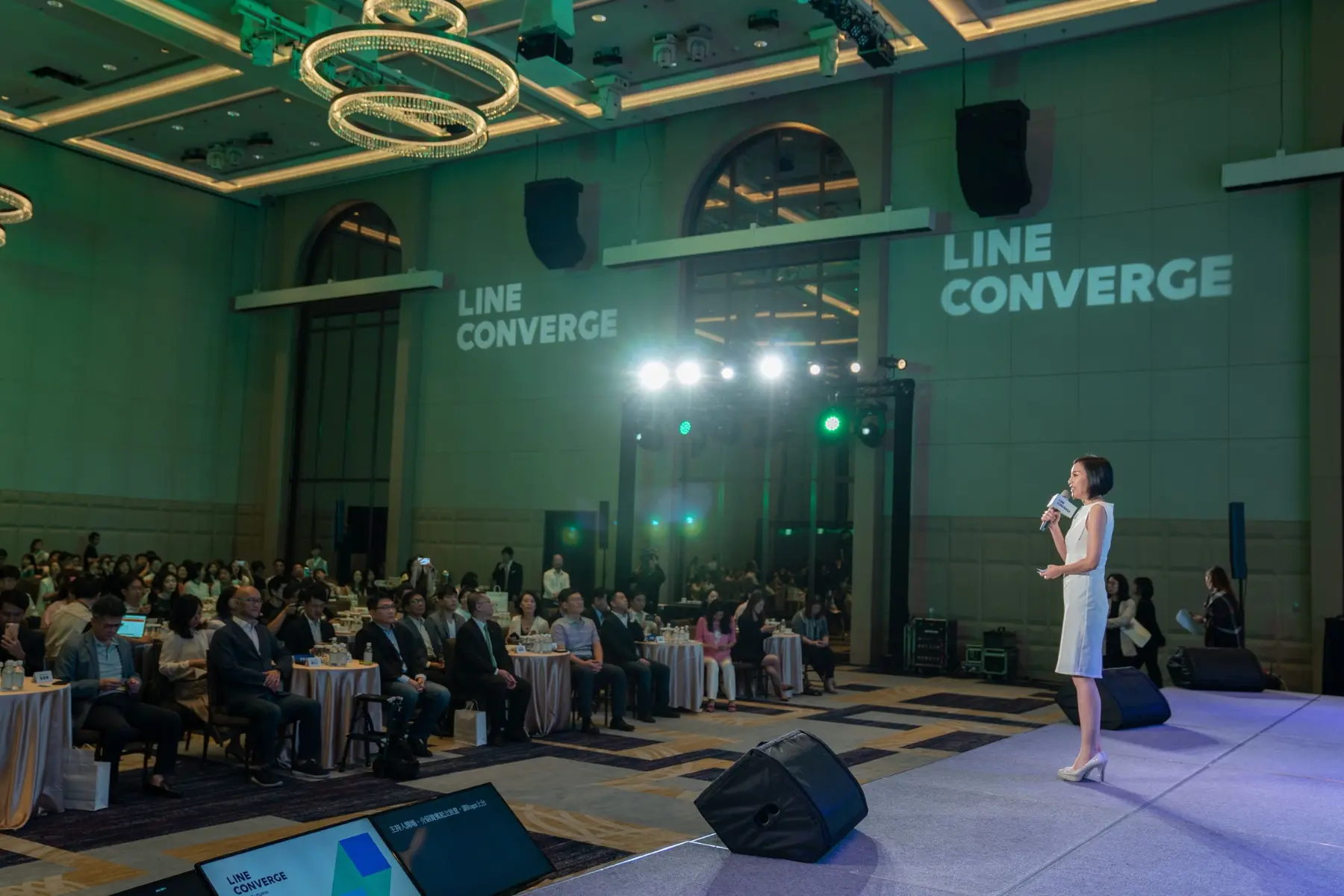 Nina 於 LINE CONVERGE 大型活動舞台主持