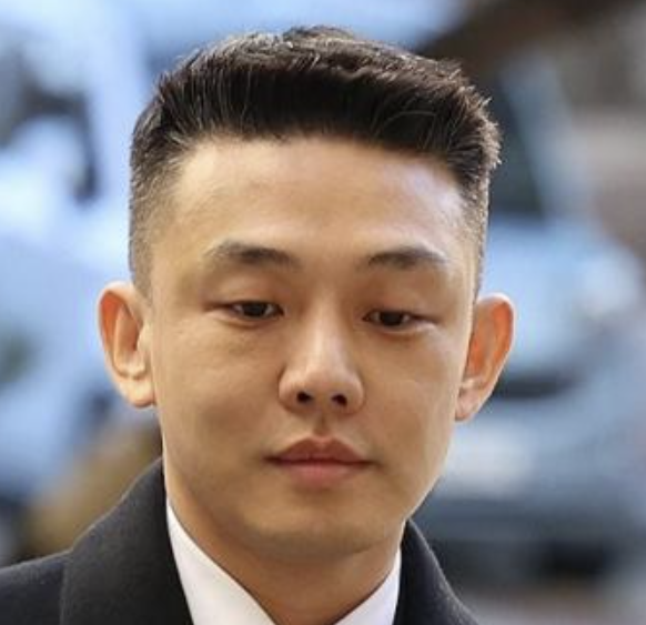 Hairline Lowering Surgery vs. Hair Transplant: Pros and Cons Compared — 8