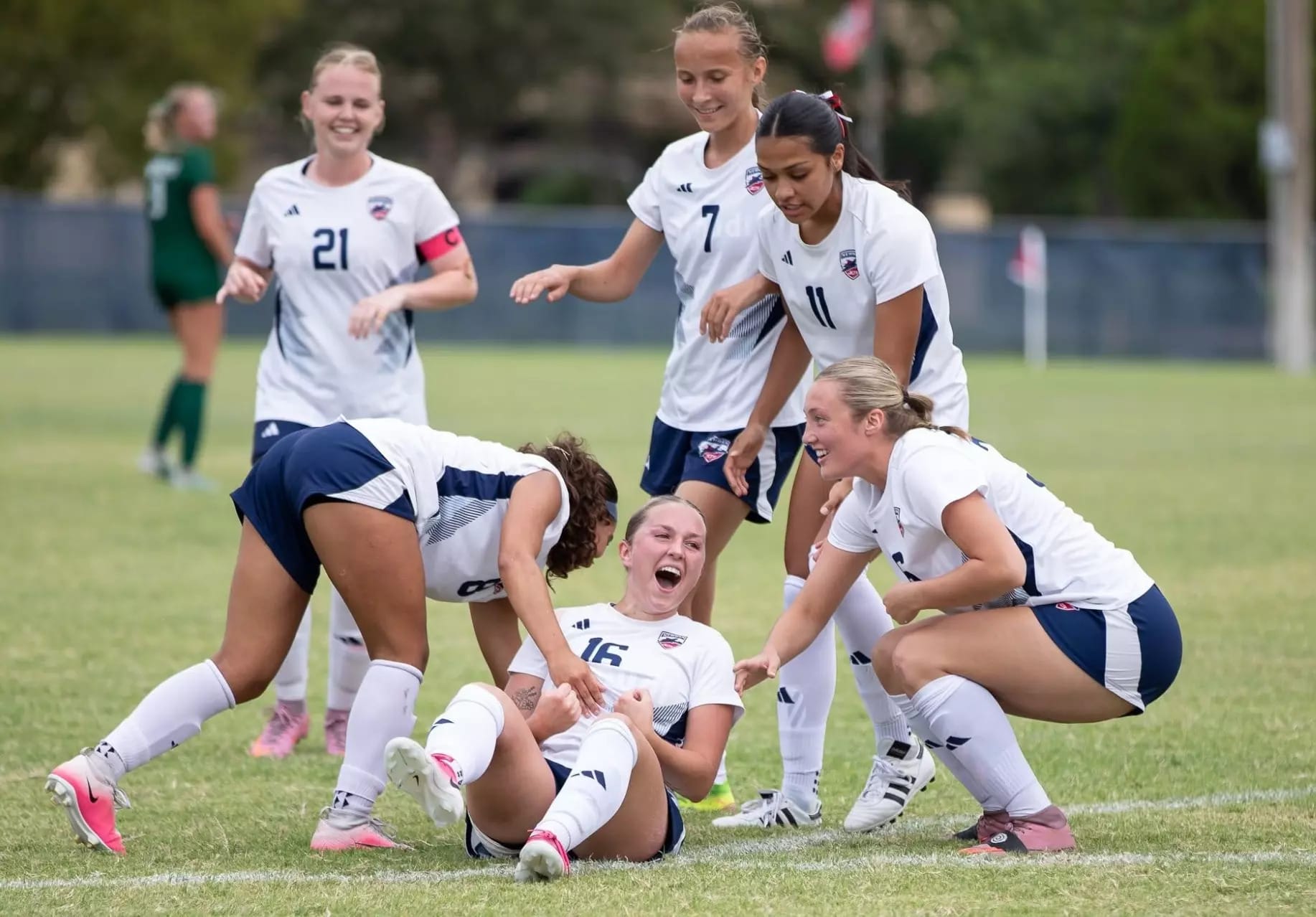 Women’s soccer team gels in time for late-season victories