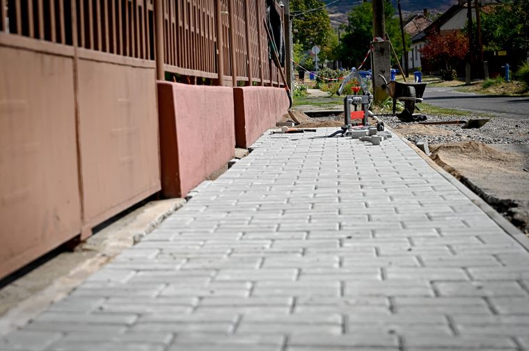 Megkezdődött a balesetveszélyes járdák felújítása Gyöngyösön