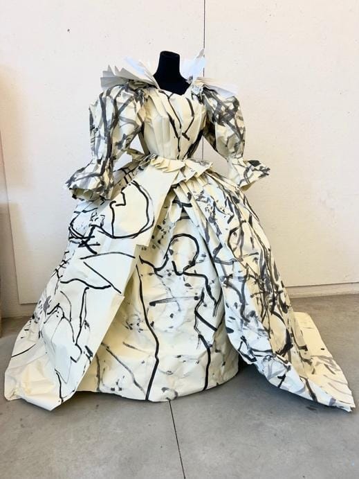 A mannequin wearing a dress

Description automatically generated