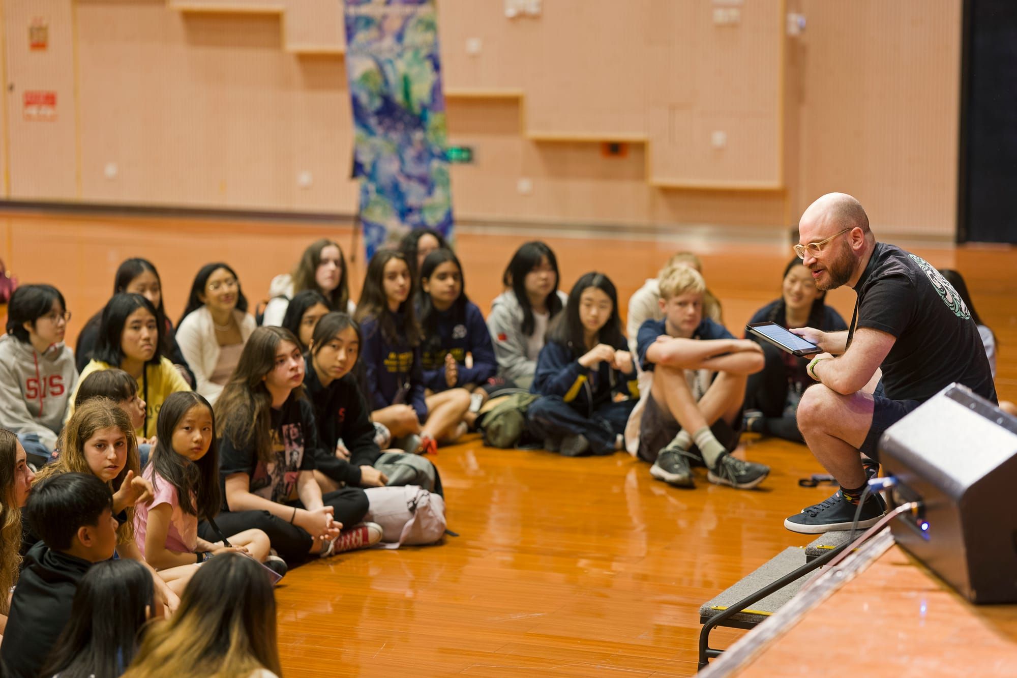 Ben Vardy working with a group of young people at an ISTA event.