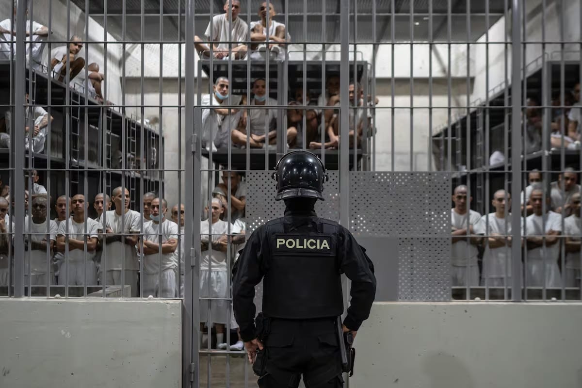 El Centro de Confinamiento del Terrorismo (Cecot), la prisión de máxima seguridad de El Salvador y uno de los proyectos insignia del presidente Nayib Bukele, ha cumplido un año en funcionamiento. En la imagen, vista exterior del Cecot, en Tecoluca, el 6 de febrero de 2024. Foto: Gladys Serrano