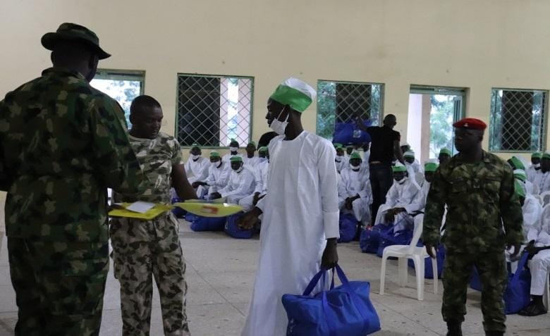 “A former Boko Haram fighter — now labeled a ‘rehabilitated graduate’ — receives an award after completing government-sponsored reintegration. A painful contrast for victims still waiting for justice”. Fuente: Dailytrust