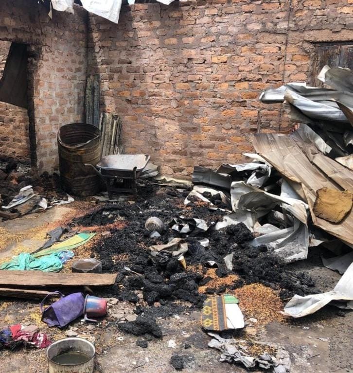 En la imagen superior se aprecian los escalofriantes restos de la masacre de Yeletawa: cráneos humanos carbonizados, cuerpos y escombros de propiedades destruidas. Un doloroso recordatorio de las vidas perdidas y de una comunidad en ruinas. Foto: Ebenezer Dadzie