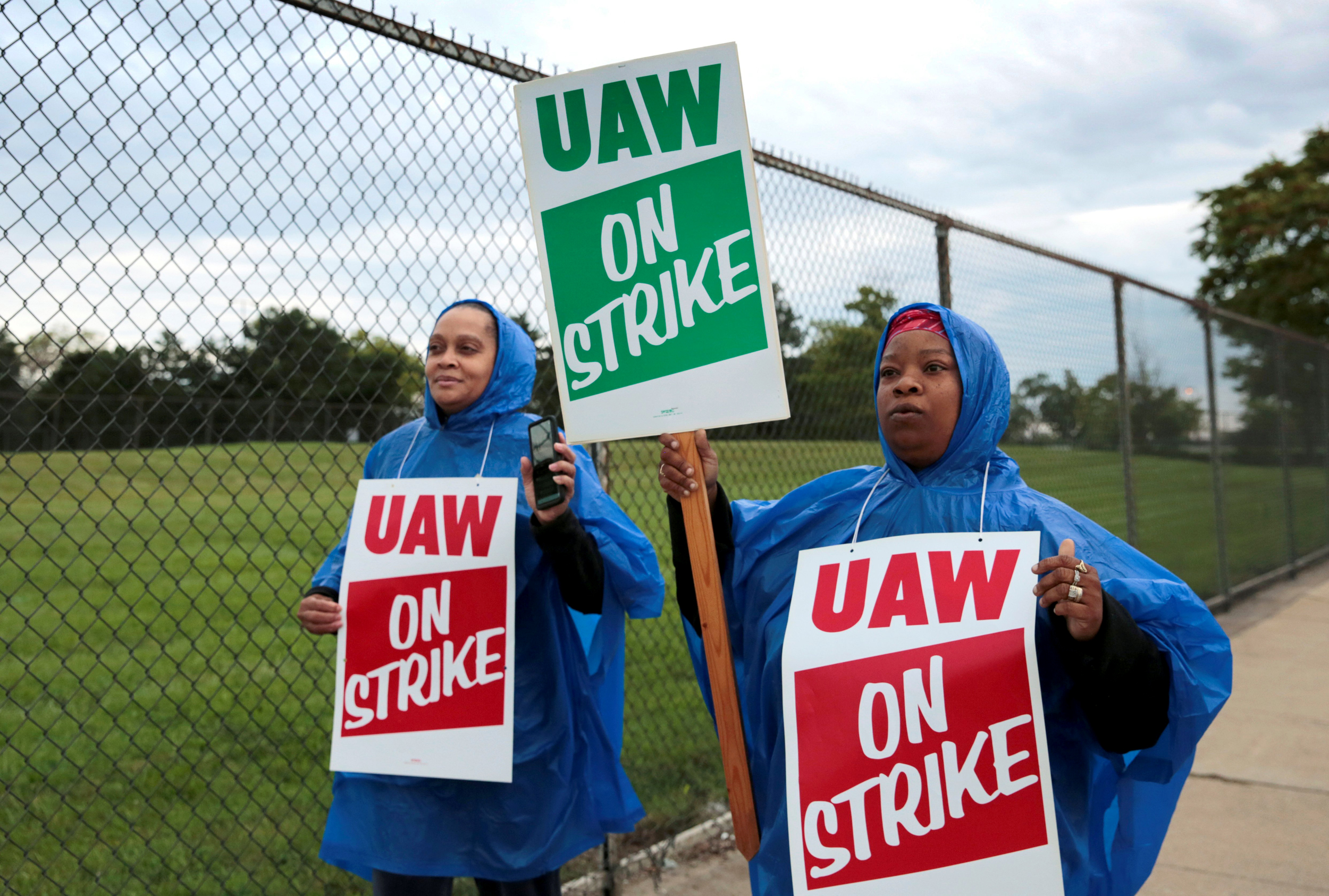UAW-GM Contract Likely to Narrowly Pass