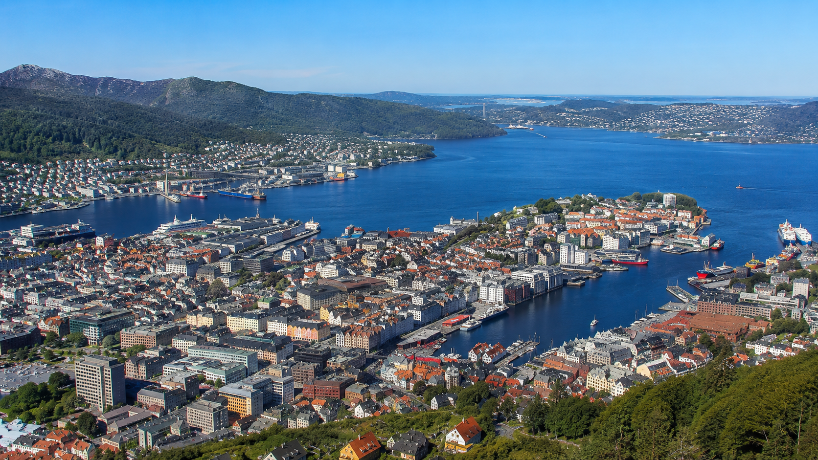 Bergen depuis le mont Fløyen — Bryggen et fjord