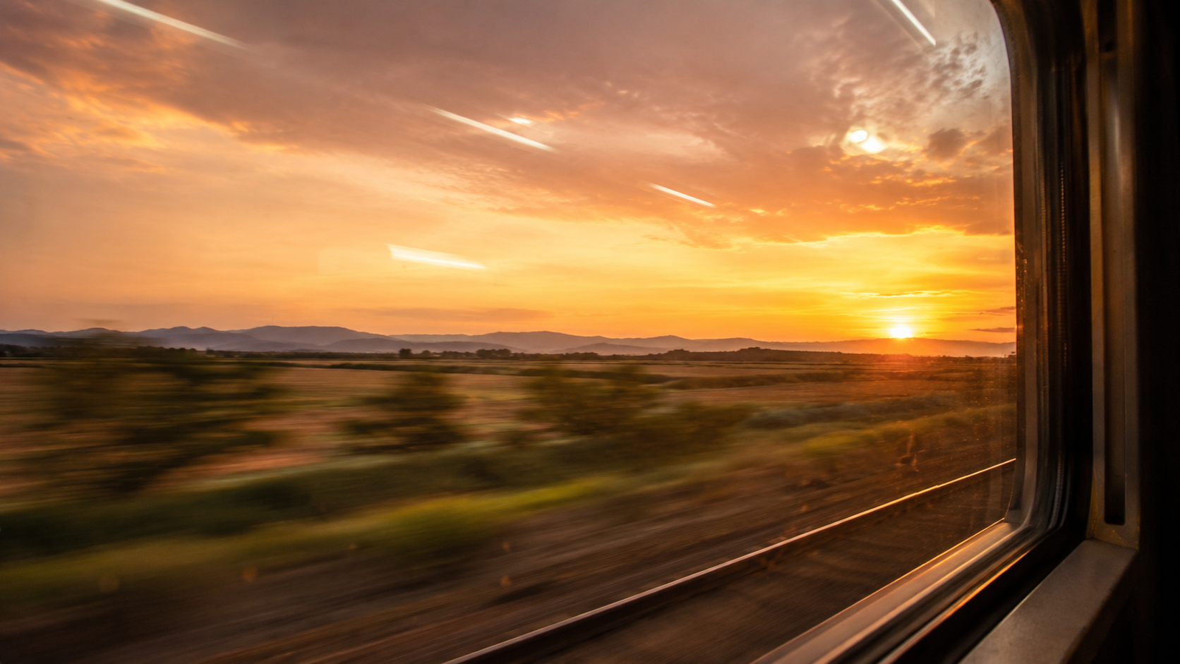 Paysage &agrave; l&rsquo;aube depuis la fen&ecirc;tre du train