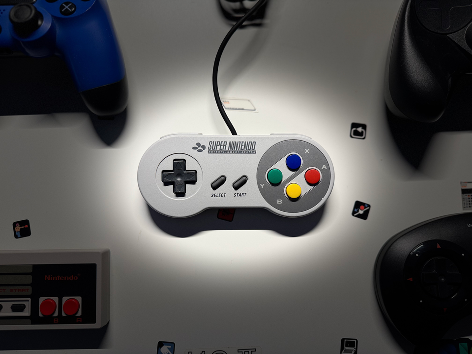 4 manettes de consoles plus ou moins rétro.