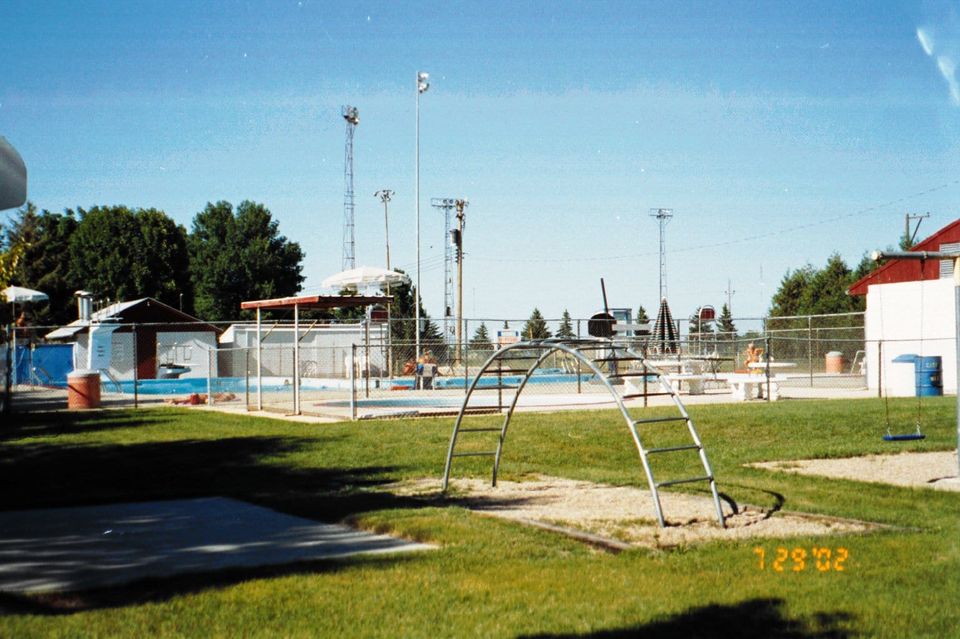 Hector Swimming Pool Bangers: 'Bette Davis Eyes,' Kim Carnes