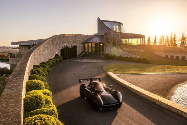 World First: McMurtry Spéirling Defies Gravity in Historic Upside-Down Drive...