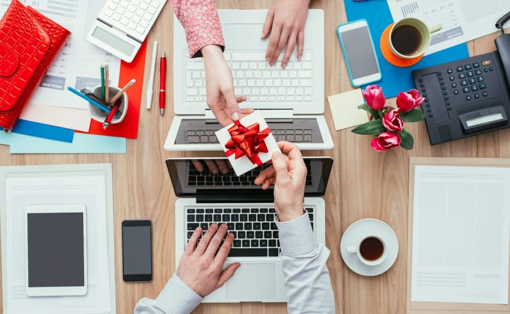 25% of FAANG Professionals Spend $0 On Gifts For Their Coworkers
