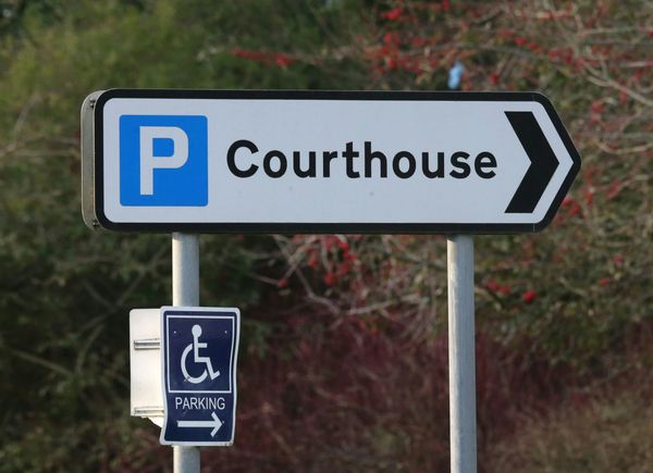 A sign pointing toward courthouse parking