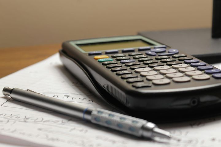 how to use an EMI calculator to decide between loan and a rival lender?