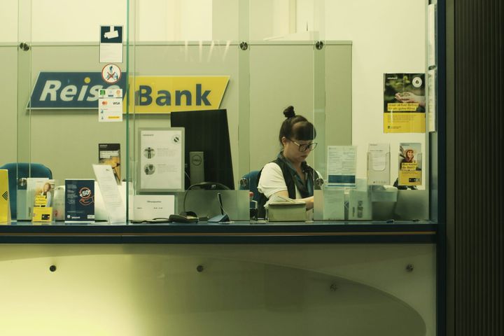 loan apps vs traditional banks: interest rates and approval speed