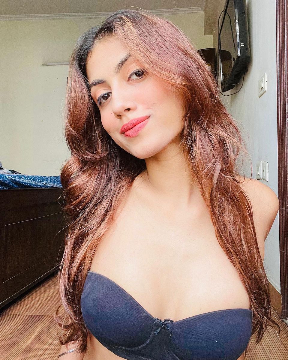 @_itssushma in a black bra