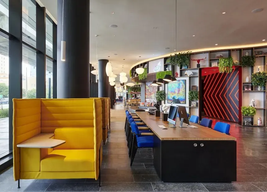 Lobby moderne du citizenM Miami Worldcenter avec design élégant et espace abordable d’hôtel pas cher à Miami.