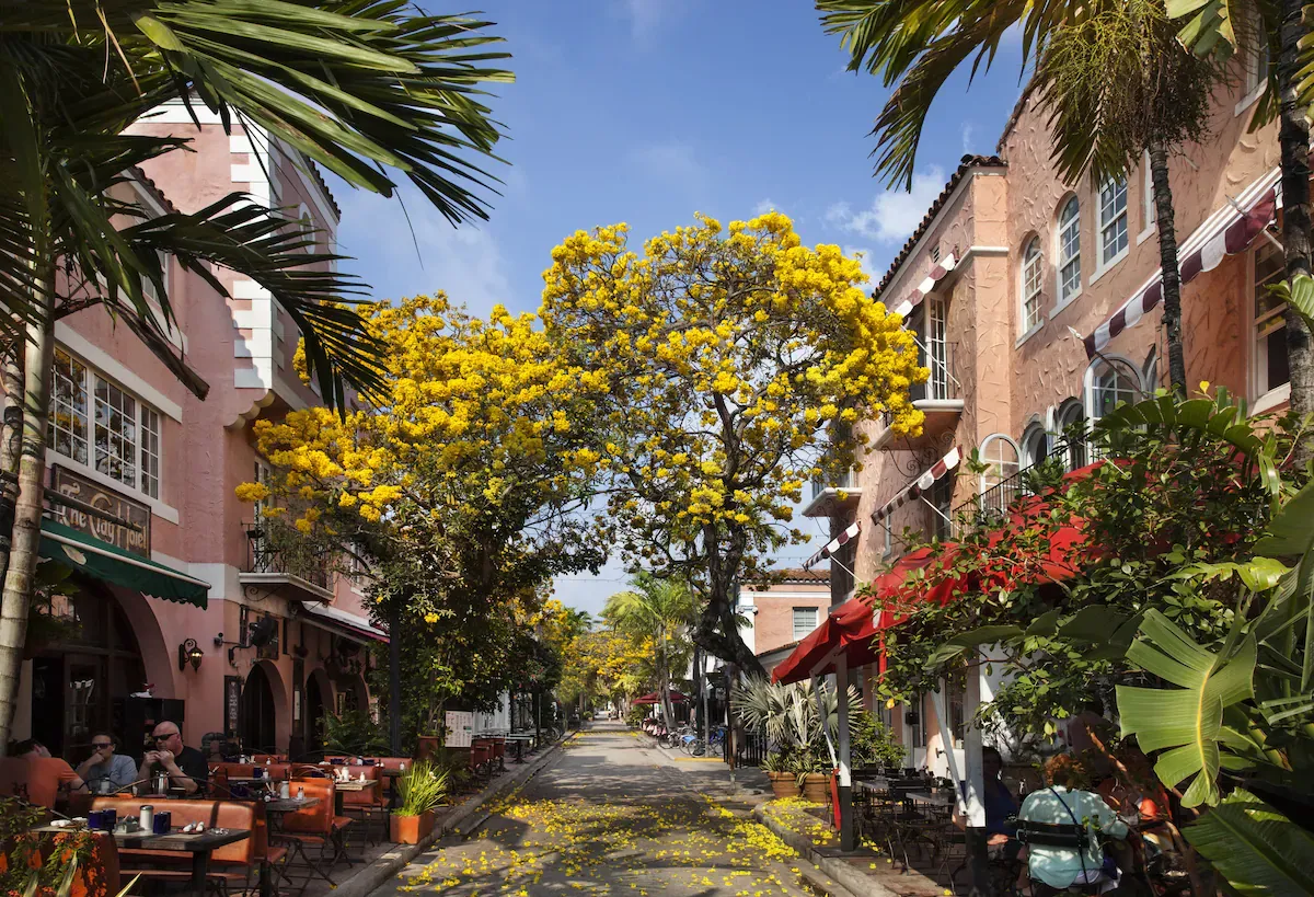 Façade du Kasa El Paseo Miami Beach sur Española Way, hôtel pas cher au style méditerranéen vibrant