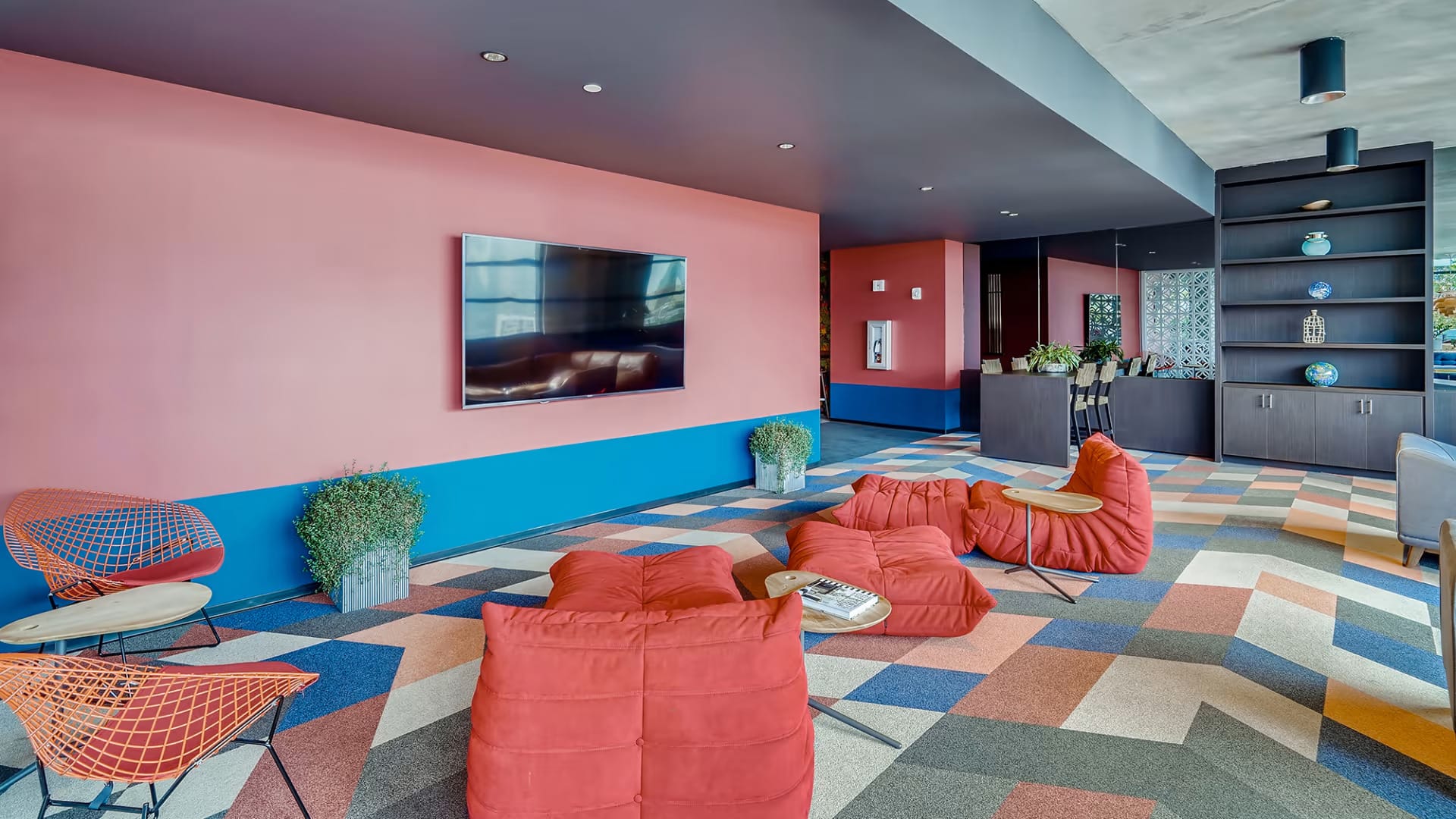 Family lounge and games at Sentral Wynwood with pool table and comfy seating