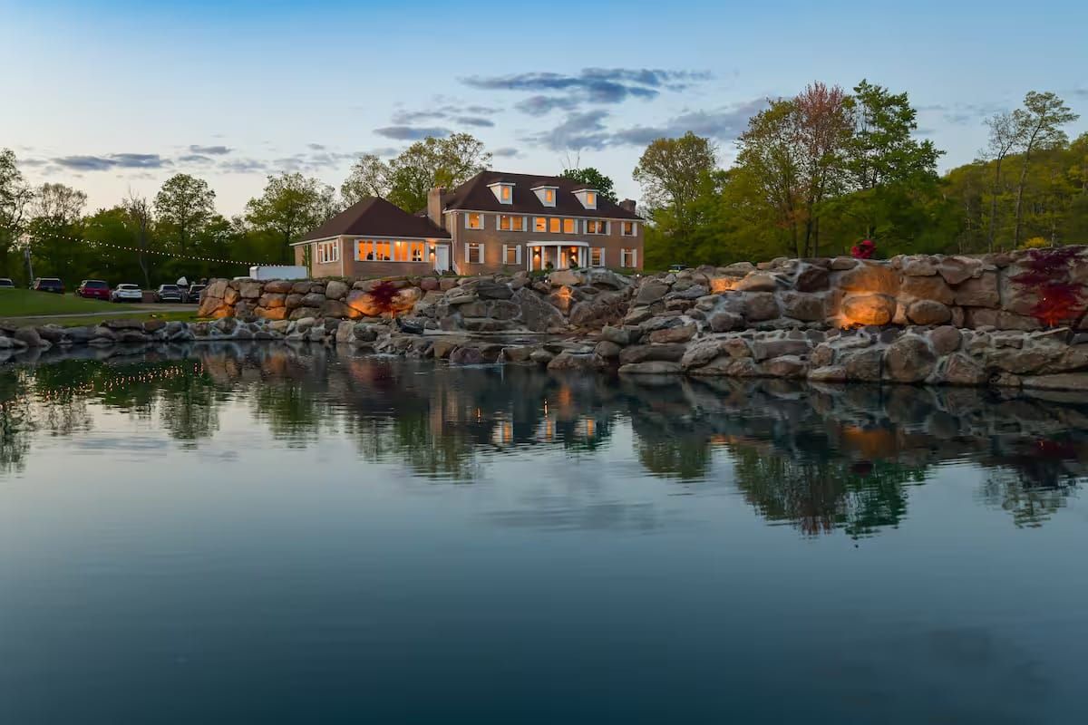 West Milford, NJ Wedding Estate – Sleeps 24, Pool, Hot Tub & Indoor Pickleball, Short Distance from NYC