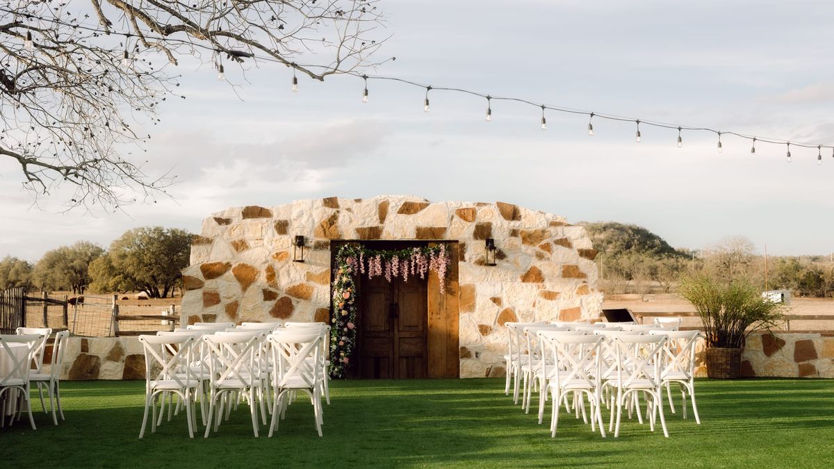 How to Pick a Wedding Venue That Actually Photographs Well