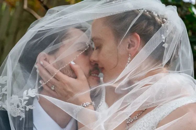 How to Get Wedding Photos That Won't Look Dated in 10 Years