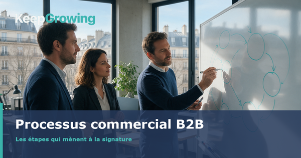 Directeur commercial traçant les étapes d'un cycle de vente B2B au tableau