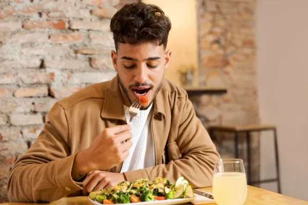 ¿POR QUÉ UN ALIMENTO QUE AYER TE SENTÓ BIEN HOY TE SIENTA FATAL?