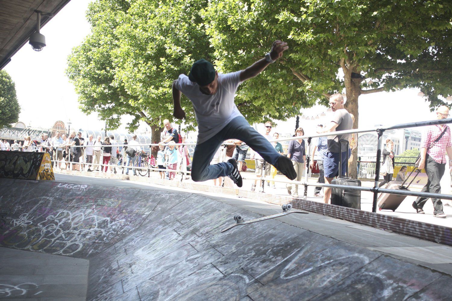 Skateboarding_at_the_Undercroft