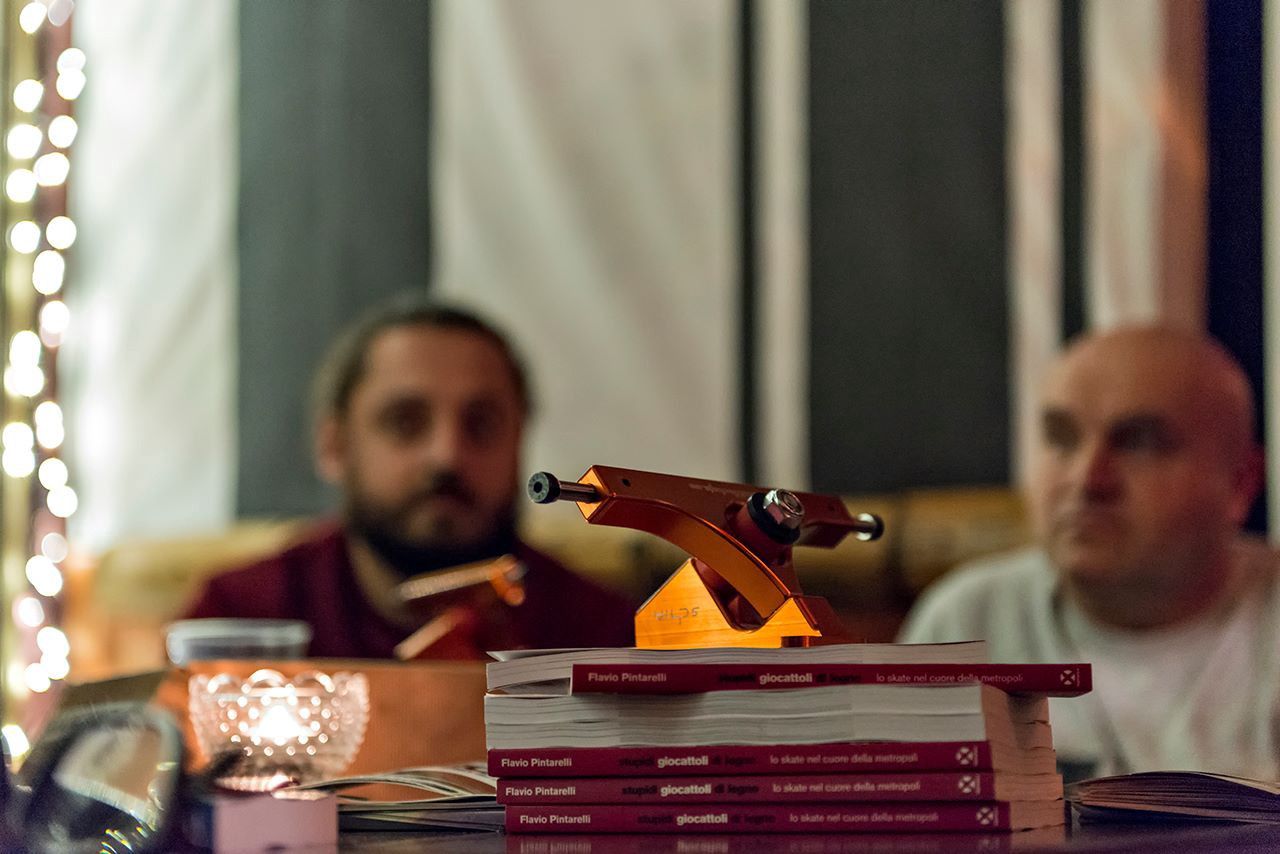 Foto della presentazione del libro Stupidi Giocattoli di Legno nel locale Surfer's Dan di Milano