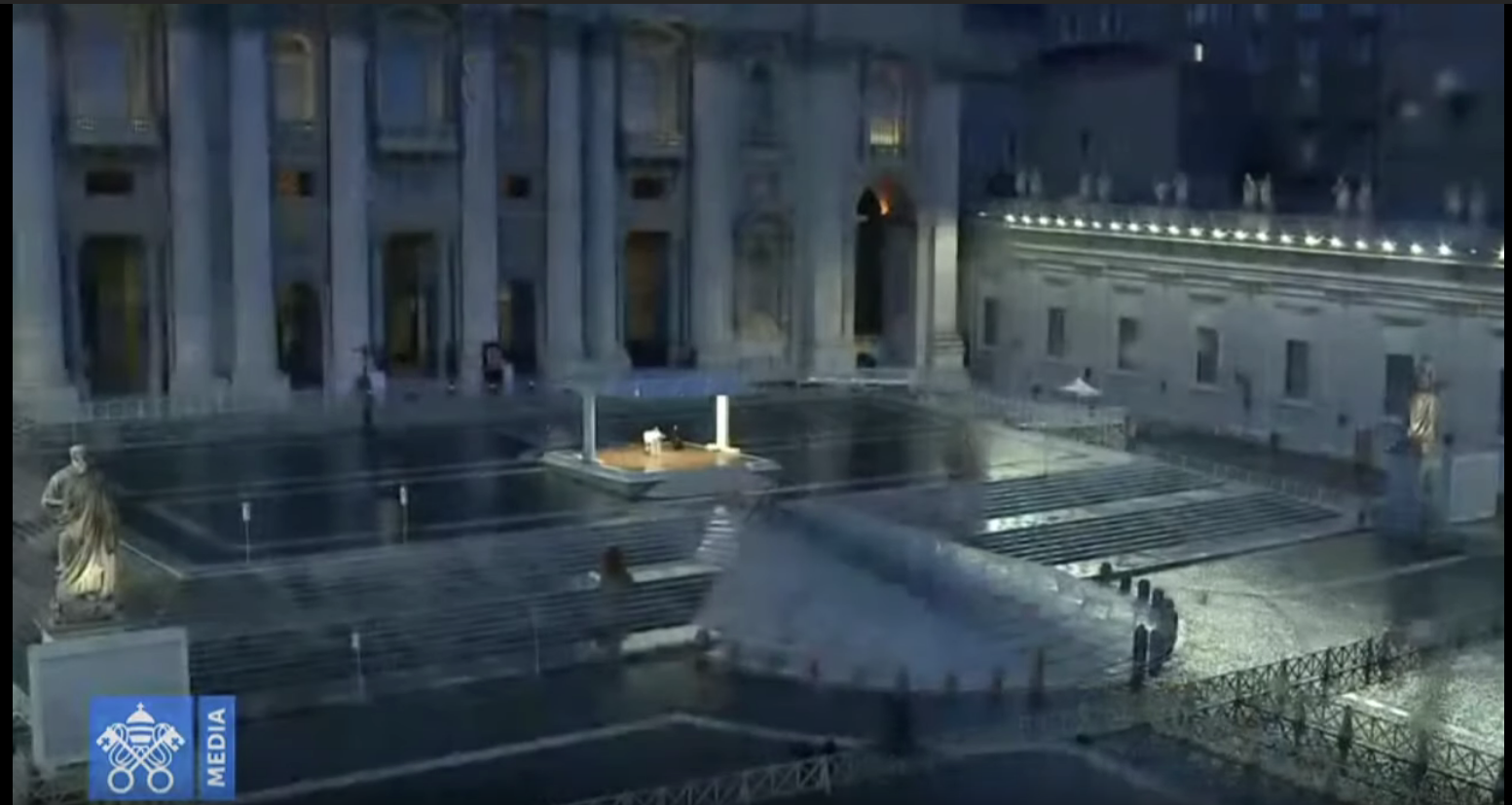 La foto raffigura un frame del video dell'indulgenza plenaria concessa da Papa Francesco. Vi si vede il campo lunghissimo, ripreso dall'alto, della piazza San Pietro, con il Papa al centro, circonfuso di luce.