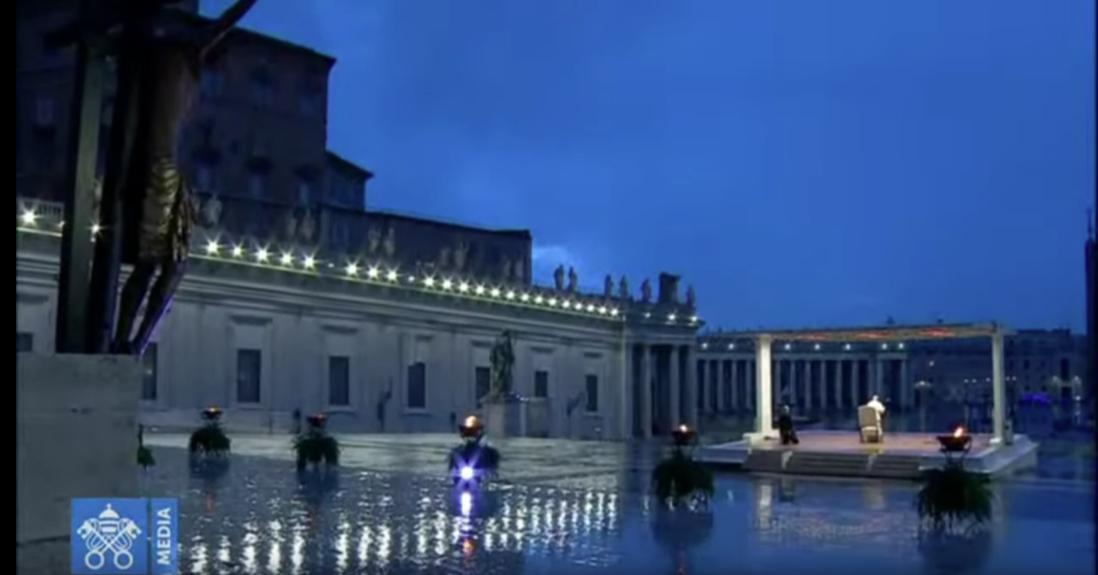 La foto raffigura un frame del video dell'indulgenza plenaria concessa da Papa Francesco. Vi si vede un campo lungo della piazza, che raffigura il crocifisso e il Papa sotto al baldacchino. Il papa si trova lungo la traiettoria della diagonale che si prolunga dal volto del Cristo.