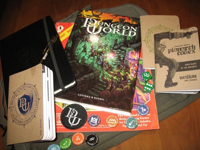 Immagine dell'edizione americana di Dungeon World coi materiali aggiuntivi realizzati grazie al crowdfunding