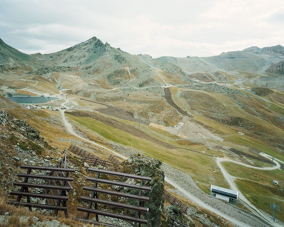 Immagine di un cantiere in alta quota, parte della serie Berg.Werk del fotografo Lois Hechenblaikner.