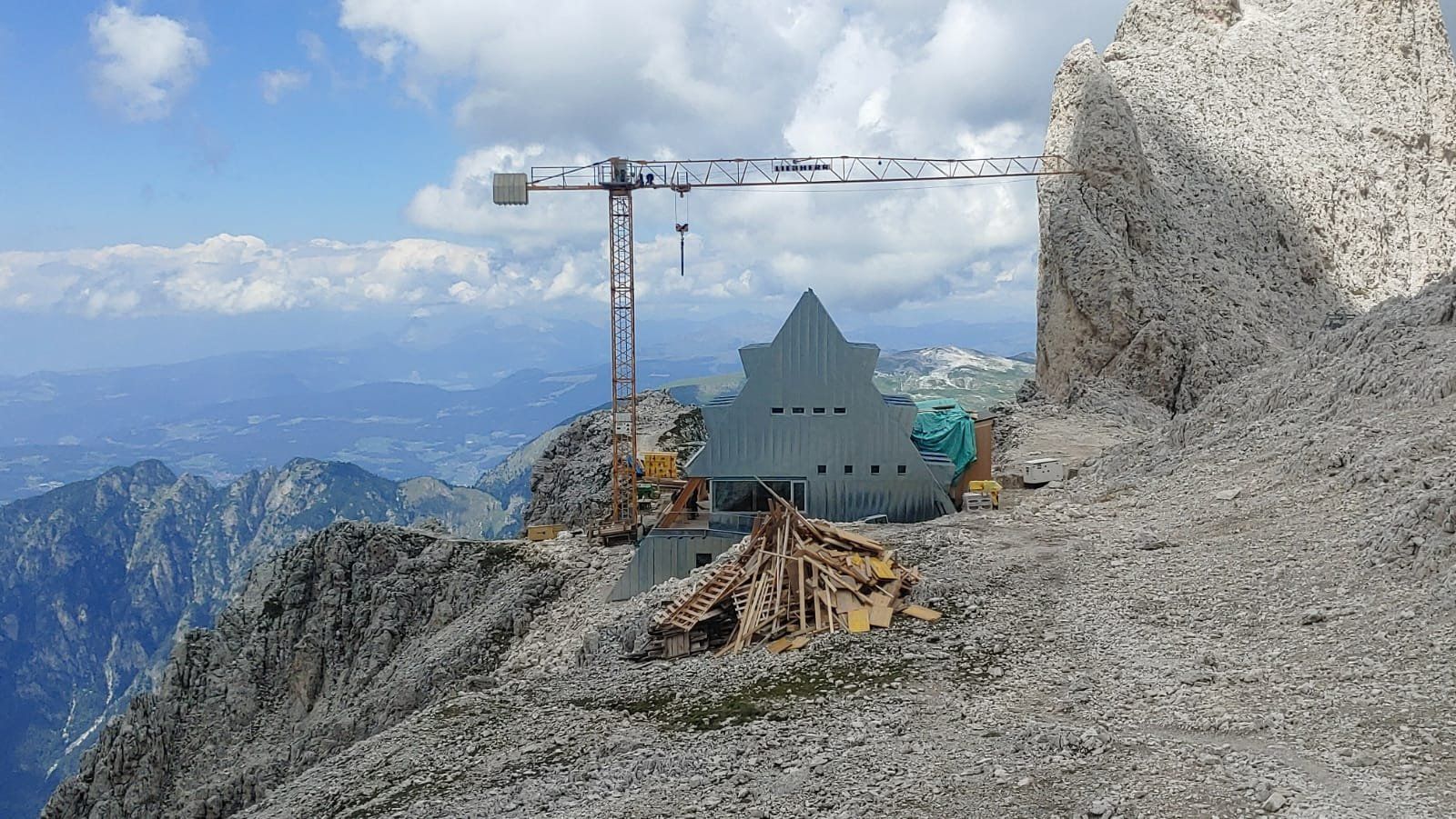 Immagine del cantiere del nuovo Rifugio Passo Santner