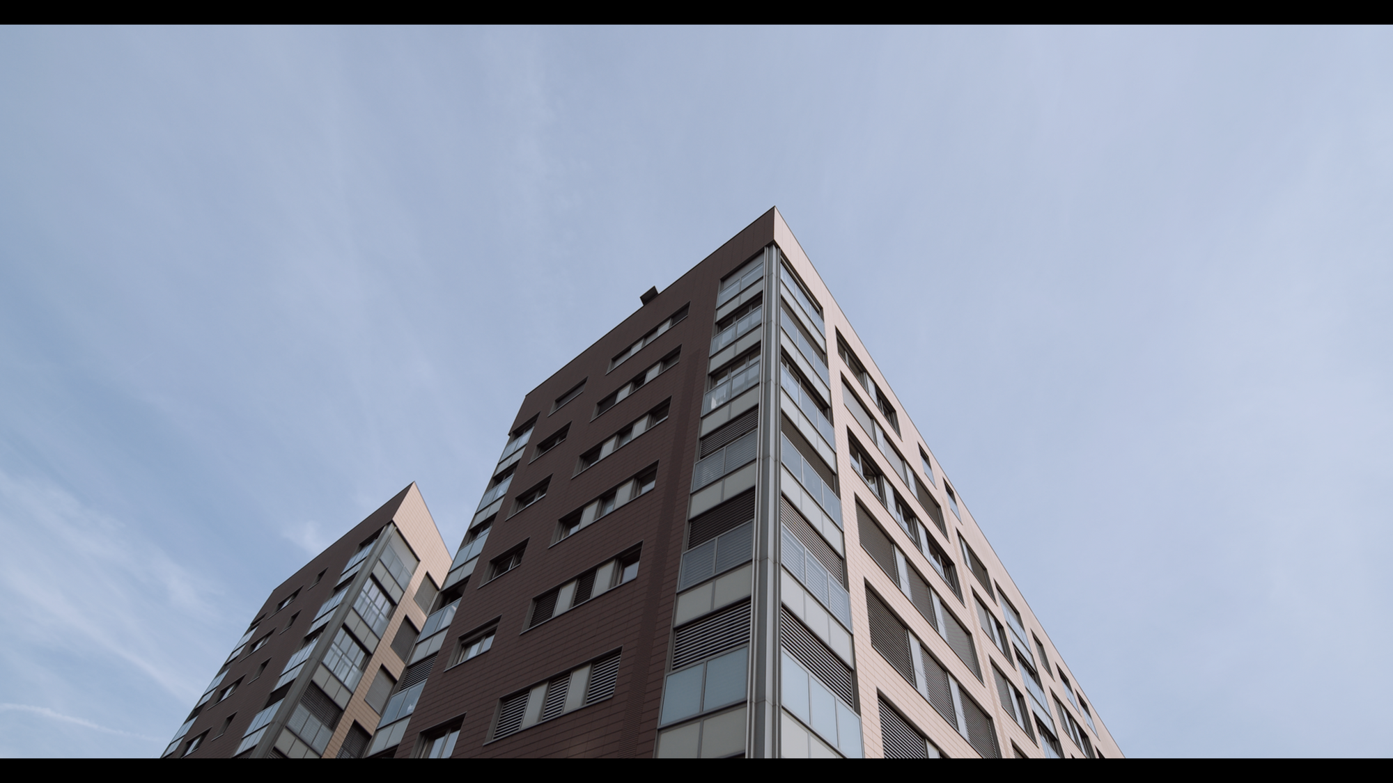 Angolo di un palazzo, ripreso dal basso.